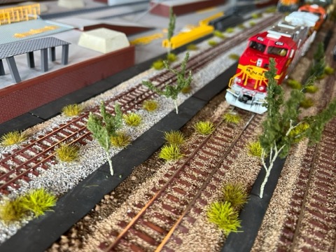 BNSF 4704 Approaching Platform Trees