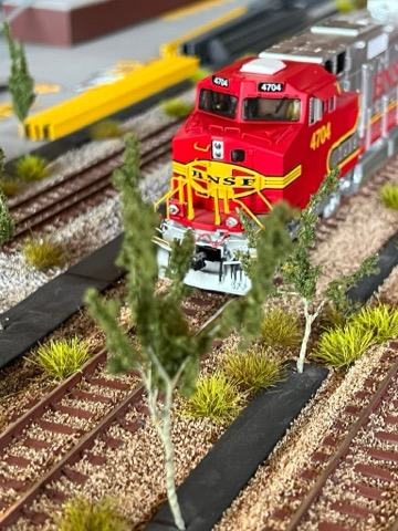 BNSF 4704 Head On Yellow Gantry