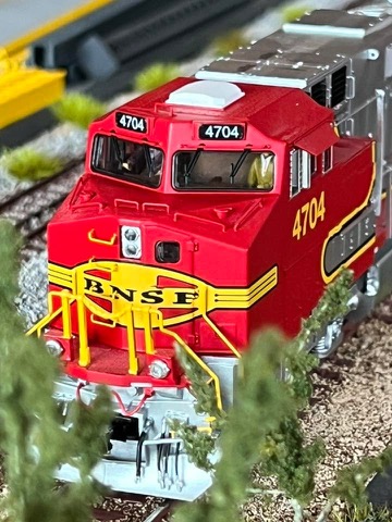 BNSF 4704 Herald Nose Macro