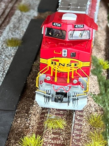 BNSF 4704 Nose Overhead
