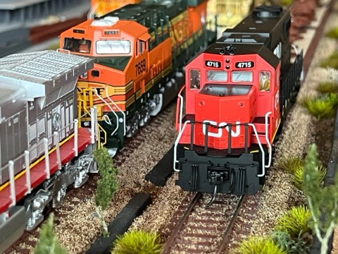 BNSF 7659 CN 4715 Noses Converging
