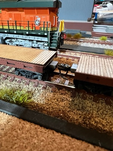 Flatcar Couplers BNSF H2 Scene